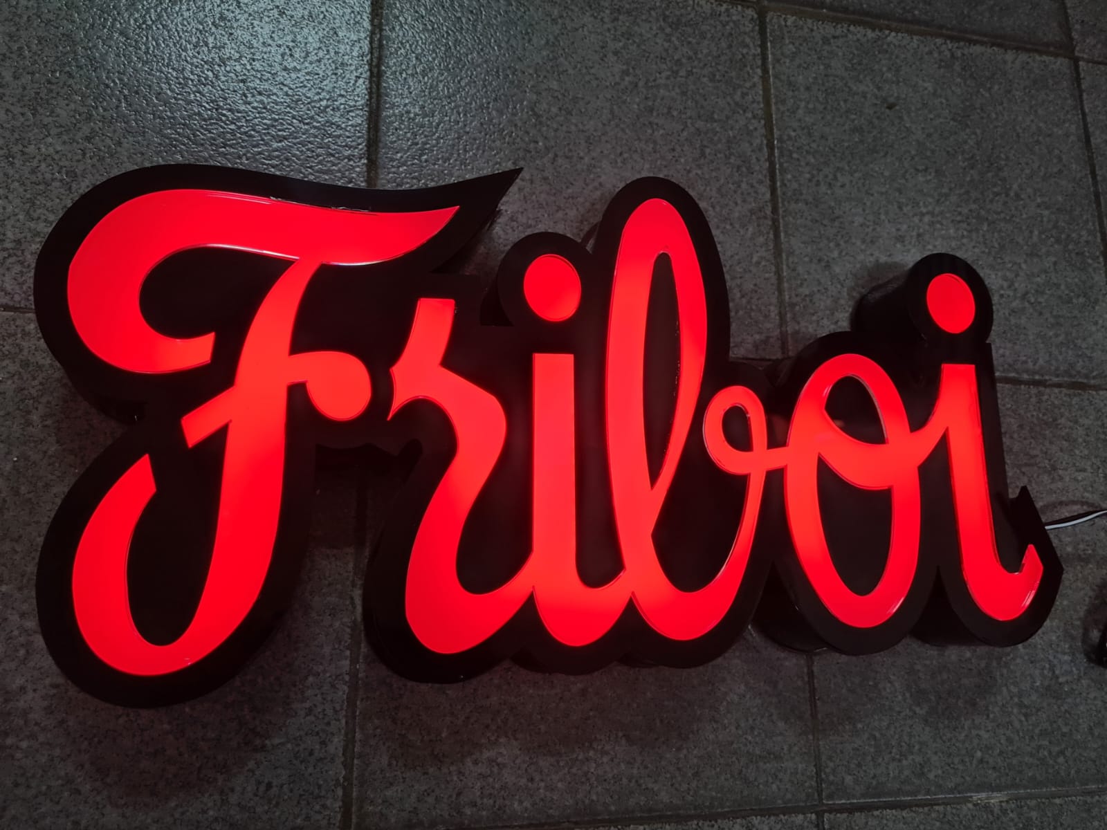 Descobrindo a Luminária Letra Caixa Displays Luminosos Luzart